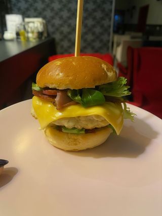 Dla dzieci: panierowane kąski z kurczaka z frytkami ok. 250g