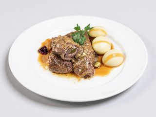 Zraz wołowy z kluskami, groszek, marchewka 