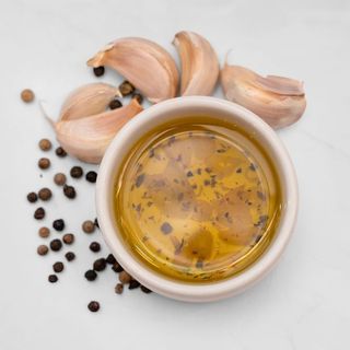 Oliwa czosnkowa