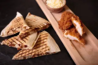Kurrito Hawajskie ( 4 grillowane trójkąty z tortilli) 