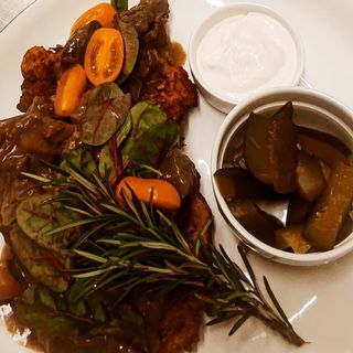 Placki ziemniaczane z gulaszem wieprzowym