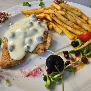 Pierś z indyka w sosie kaparowo-śmietanowym