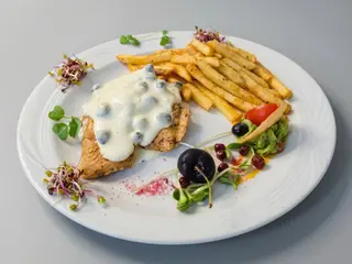 Pierś z indyka w sosie kaparowo-śmietanowym