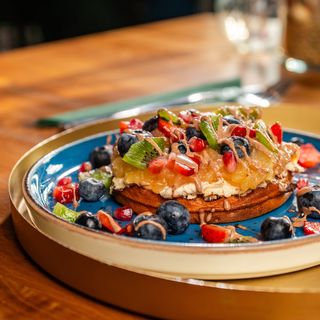 Gofr z twarożkiem i prażonym jabłkiem