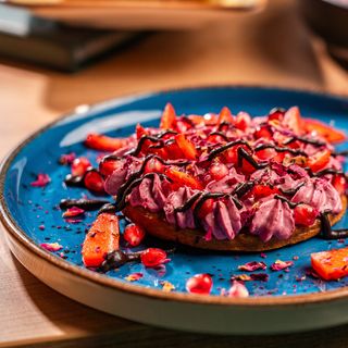 Gofr z kremem malinowym