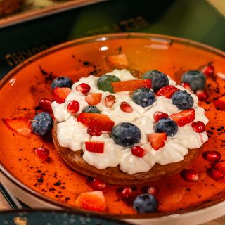 Gofr z bitą śmietaną i owocami