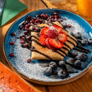 Naleśnik z kremem malinowym