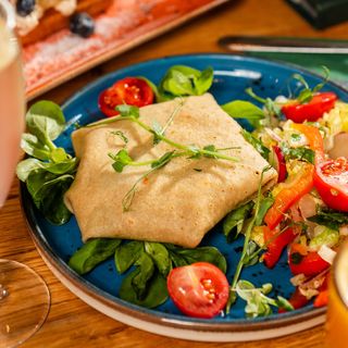 Z cukinią, suszonymi pomidorami i serem kozim