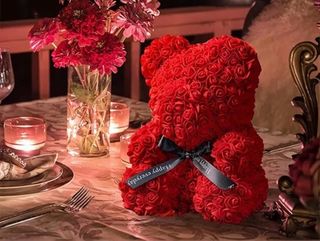 Miś z różyczek w ozdobnym pudełku