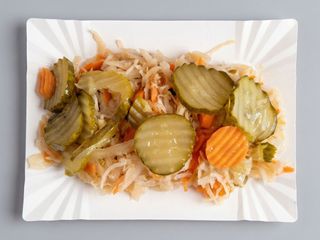 Surówka wielowarzywna z ogórkami