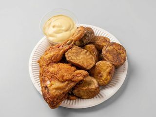 Zestaw obiadowy udko z ziemniakami i napojem średni bez sosu