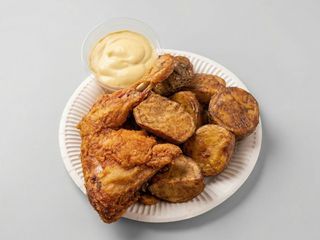 Zestaw obiadowy udko z ziemniakami i napojem duży bez sosu