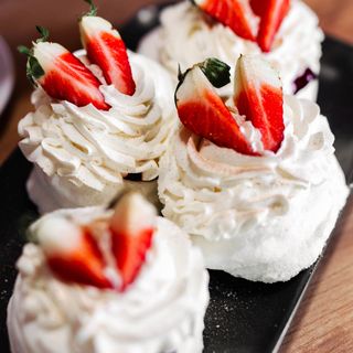 Torcik Bezowy z owocami