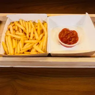 Frytki 200 g z sosem