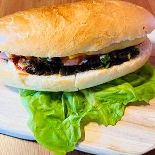 Buła z grillowaną kiełbasą śląską