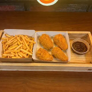 Giga Skrzydełka z kurczaka 4 sztuki zestaw z frytkami i sosem bbq