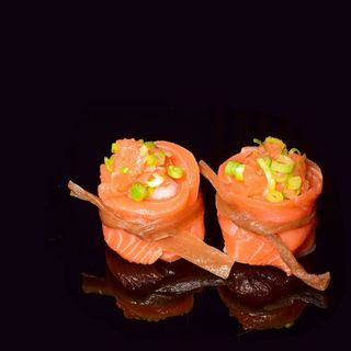 Ojakomaki łosoś, sałatka karbowa