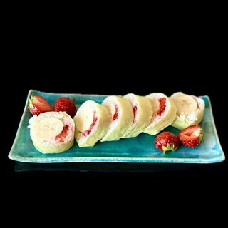 Kolorowe maki z batonami polane sosem