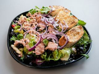 Z tuńczykiem i oliwkami