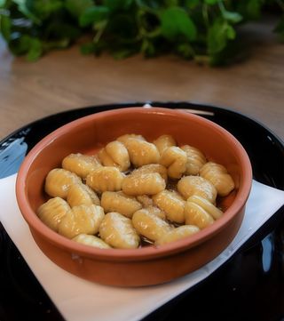 Gniochi z masłem i cukrem trzcinowym