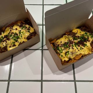 FRYTKI Z SOSEM SEROWYM