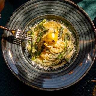 Linguine con gamberi e asparagi