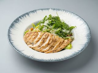 Insalata  Caesar z kurczakiem 