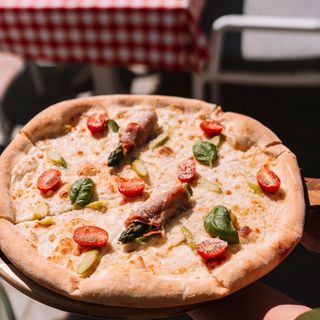 Pizza al prosciutto con asparagi