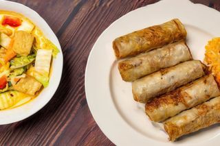 Sajgonki z surówką