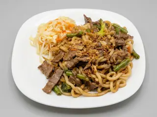 Makaron udon z wieprzowiną