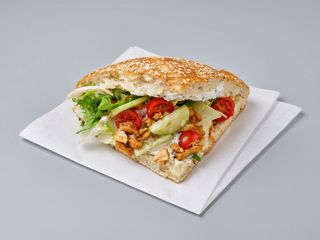 Mały kebab w bułce z serem