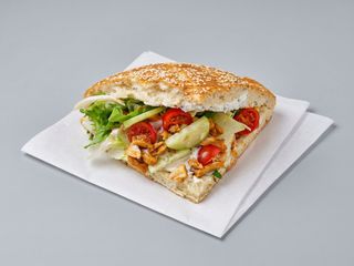 Duży kebab w bułce amerykański