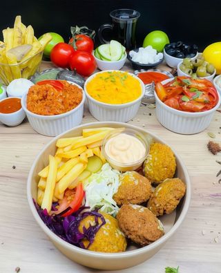 Falafel na talerzu duży