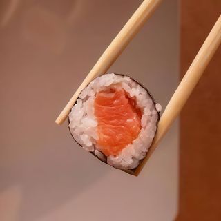 Maki z łososiem