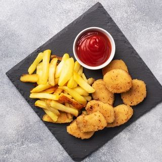 Nuggetsy i frytki (5 szt)