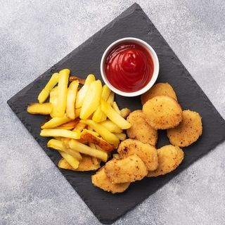 Nuggetsy i frytki (10 szt)