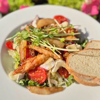 Sałatka z kozim serem, gruszką i kurczakiem