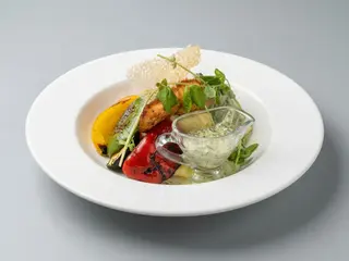 Grillowany łosoś z sosem koperkowym