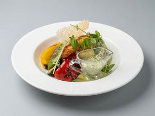 Grillowany łosoś z sosem koperkowym
