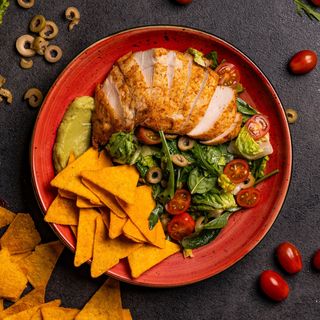 SAŁATKA Z KURCZAKIEM i GUACAMOLE