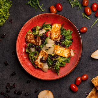 SAŁATKA Z GRILLOWANYM SEREM I GRUSZKĄ