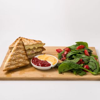 Tosty z pesto bazyliowym, mozzarellą, pomidorami + sałatka