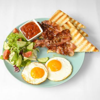 Tosty z bekonem i jajkiem sadzonym + sałatka + kawa/herbata