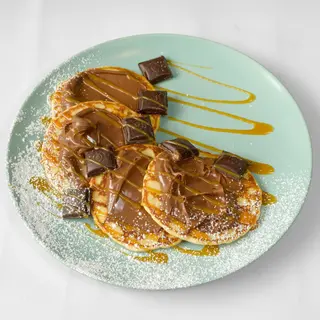 Pancakes (4 szt.) z nutellą i batonikami + kawa/herbata