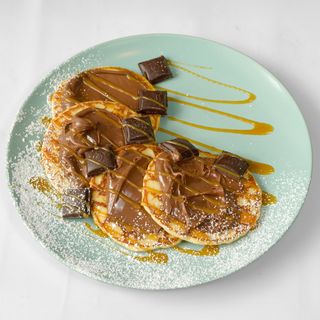 Pancakes (4 szt.) z nutellą i batonikami + kawa/herbata