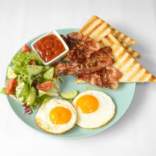 Tosty z bekonem i jajkiem sadzonym + sałatka