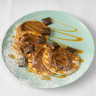 Pancakes (4 szt.) z nutellą i batonikami Kinder