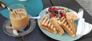 Tosty góralskie + sałatka + kawa/herbata