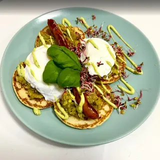 Pancakes (4 szt.) Jajka z frankfurterkami + kawa/herbata