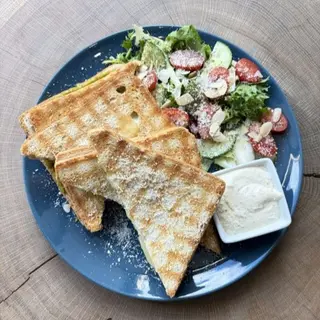 Tosty GUACAMOLE + sałatka + kawa/herbata